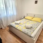 شقة Deni